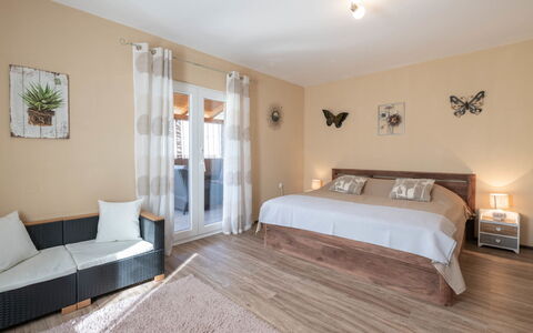 Badi: Meubles, Design Intérieur, Sol, Sol, Lit, Bois, Pièce, Plafond, Chambre, Éclairage