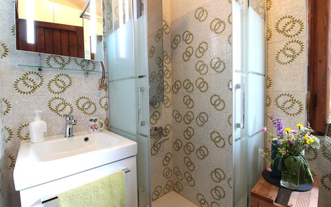 Chalet Giove: Salle De Bains, Luminaire Plomberie, Sol, Sol, Design Intérieur, Lavabo, Plomberie, Toilette, Robinet, Évier