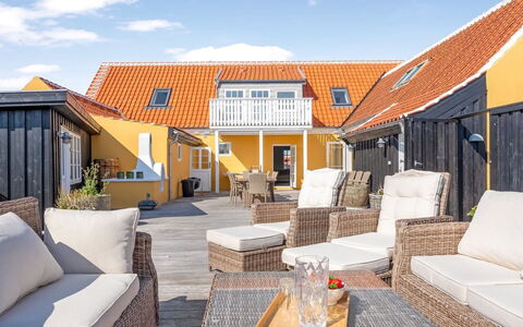 Albine - 150M from the Sea: Bois, Domicile, Ombre, Biens, Chalet, Eco Hôtel, Mobilier De Jardin, Recours, Porche, Tache De Bois