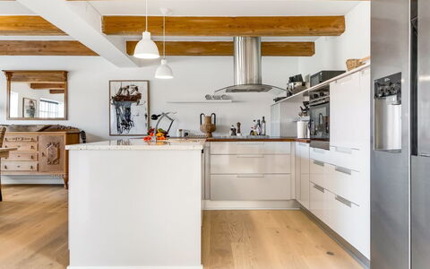 Albine - 150M from the Sea: Cuisine, Meubles, Comptoir, Cabinetry, Sol, Appareil De Cuisine, Design Intérieur, Bois, Sol, Plafond