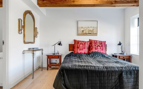 Albine - 150M from the Sea: Meubles, Lit, Design Intérieur, Chambre, Sol, Sol, Mur, Literie, Bois, Drap De Lit
