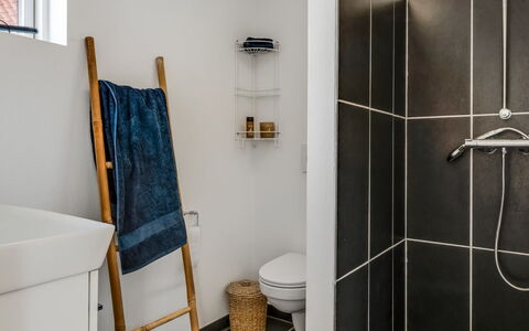 Albine - 150M from the Sea: Mur, Sol, Sol, Luminaire Plomberie, Design Intérieur, Toilette, Salle De Bains, Siège De Toilette, Plomberie, Tuile