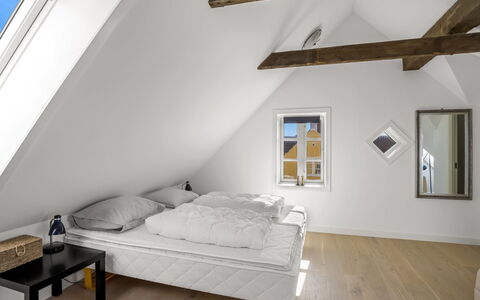 Albine - 150M from the Sea: Design Intérieur, Sol, Sol, Chambre, Bois, Plafond, Lit, Meubles, Grenier, Pièce