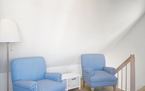 Albine - 150M from the Sea: Meubles, Design Intérieur, Sol, Bois, Sol, Chaise, Pièce, Domicile, Salon, Canapé