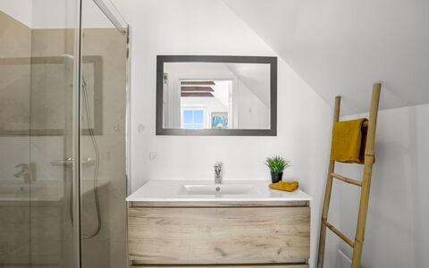 Albine - 150M from the Sea: Sol, Sol, Bois, Design Intérieur, Luminaire Plomberie, Armoire De Toilette, Plomberie, Robinet, Pièce, Salle De Bains
