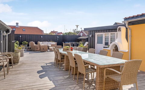 Albine - 150M from the Sea: Maison, Domicile, Toit, Chalet, Arbuste, Siding, Biens, Ferme, Jardin, Aménagement Paysager