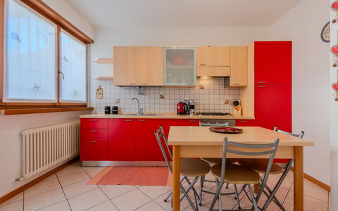 Cinzia: Cuisine, Appareil De Cuisine, Sol, Meubles, Design Intérieur, Bois, Comptoir, Principaux Appliance, Sol, Cabinetry