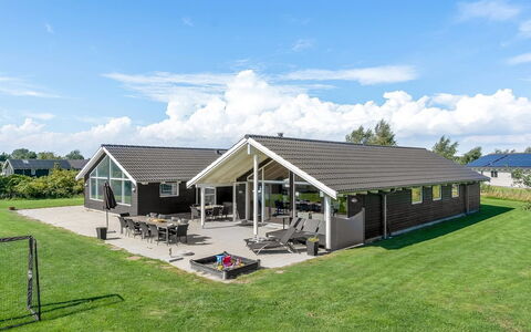 Jurgis - 900M from the Sea: Toit, Maison, Domicile, Chalet, Siding, Biens, Allée, Batiments Jardin, Cour, Cabanon