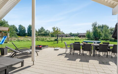 Jurgis - 900M from the Sea: Toit, Maison, Domicile, Chalet, Siding, Biens, Allée, Batiments Jardin, Cour, Cabanon