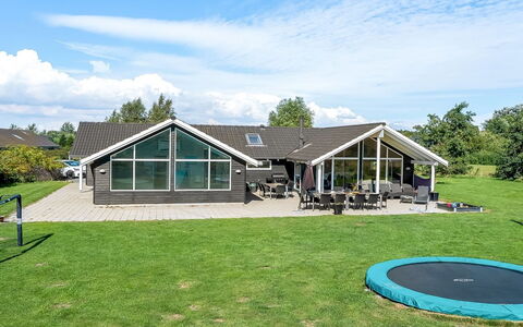 Jurgis - 900M from the Sea: Toit, Maison, Domicile, Chalet, Siding, Biens, Allée, Batiments Jardin, Cour, Cabanon