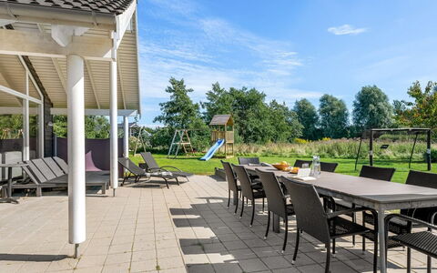 Jurgis - 900M from the Sea: Toit, Maison, Domicile, Chalet, Siding, Biens, Allée, Batiments Jardin, Cour, Cabanon