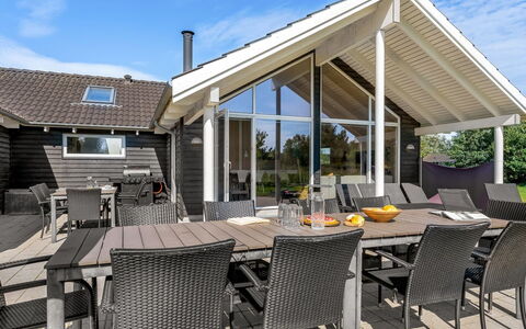 Jurgis - 900M from the Sea: Toit, Maison, Domicile, Chalet, Siding, Biens, Allée, Batiments Jardin, Cour, Cabanon