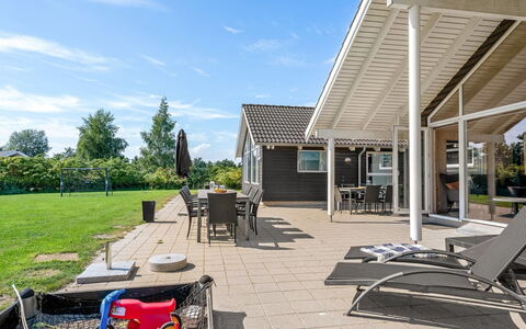 Jurgis - 900M from the Sea: Toit, Maison, Domicile, Chalet, Siding, Biens, Allée, Batiments Jardin, Cour, Cabanon
