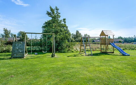 Jurgis - 900M from the Sea: Toit, Maison, Domicile, Chalet, Siding, Biens, Allée, Batiments Jardin, Cour, Cabanon