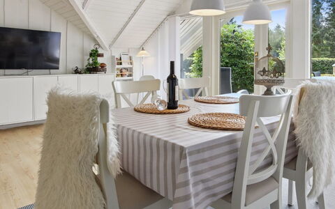 Helke - 30Km from the Sea: Chalet, Arrière-Cour, Cour, Batiments Jardin, Cabanon, Siding, Mobilier De Jardin, Cabane En Rondins, Structure En Plein Air, Cabane