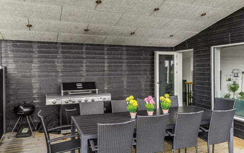 Fin - 150M from the Sea: Toit, Maison, Domicile, Chalet, Siding, Biens, Allée, Batiments Jardin, Cour, Cabanon