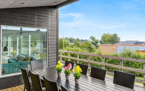 Fin - 150M from the Sea: Toit, Maison, Domicile, Chalet, Siding, Biens, Allée, Batiments Jardin, Cour, Cabanon