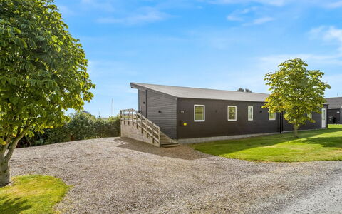 Fin - 150M from the Sea: Toit, Maison, Domicile, Chalet, Siding, Biens, Allée, Batiments Jardin, Cour, Cabanon