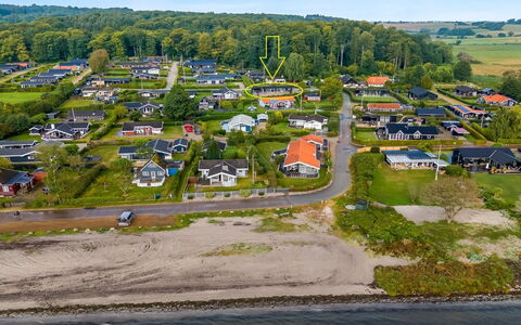 Fin - 150M from the Sea: Toit, Maison, Domicile, Chalet, Siding, Biens, Allée, Batiments Jardin, Cour, Cabanon