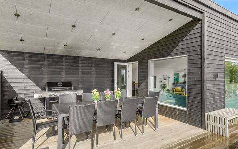 Fin - 150M from the Sea: Toit, Maison, Domicile, Chalet, Siding, Biens, Allée, Batiments Jardin, Cour, Cabanon