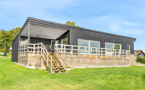 Fin - 150M from the Sea: Toit, Maison, Domicile, Chalet, Siding, Biens, Allée, Batiments Jardin, Cour, Cabanon