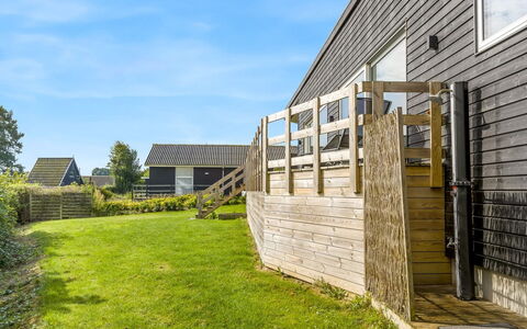 Fin - 150M from the Sea: Toit, Maison, Domicile, Chalet, Siding, Biens, Allée, Batiments Jardin, Cour, Cabanon