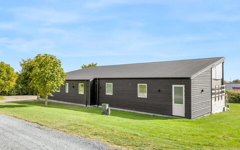 Fin - 150M from the Sea: Toit, Maison, Domicile, Chalet, Siding, Biens, Allée, Batiments Jardin, Cour, Cabanon