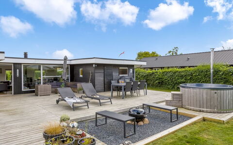 Adia - 500M from the Sea: Meubles, Mobilier De Jardin, Vaisselle, Table, Drinkware, Chaise, Tableau De Plein Air, Aliments, Bouteille