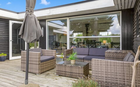 Adia - 500M from the Sea: Meubles, Mobilier De Jardin, Vaisselle, Table, Drinkware, Chaise, Tableau De Plein Air, Aliments, Bouteille