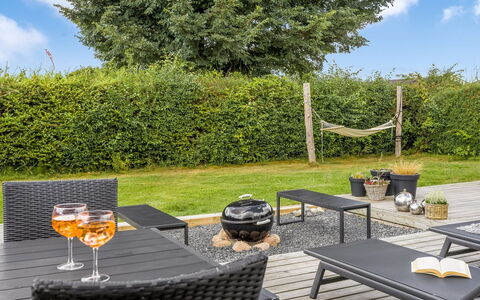 Adia - 500M from the Sea: Meubles, Mobilier De Jardin, Vaisselle, Table, Drinkware, Chaise, Tableau De Plein Air, Aliments, Bouteille
