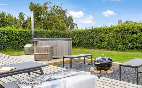 Adia - 500M from the Sea: Meubles, Mobilier De Jardin, Vaisselle, Table, Drinkware, Chaise, Tableau De Plein Air, Aliments, Bouteille