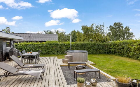 Adia - 500M from the Sea: Meubles, Mobilier De Jardin, Vaisselle, Table, Drinkware, Chaise, Tableau De Plein Air, Aliments, Bouteille