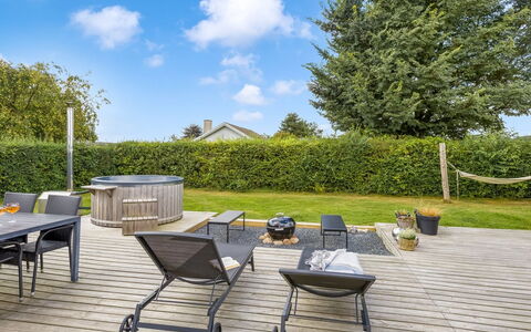 Adia - 500M from the Sea: Meubles, Mobilier De Jardin, Vaisselle, Table, Drinkware, Chaise, Tableau De Plein Air, Aliments, Bouteille