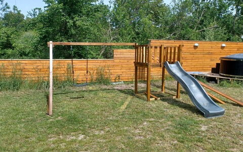 Wolter - 1.7Km from the Sea: Bois, Équipement Extérieur Play, Toboggan, Espace Public, Terrain De Jeux, Jardin, Chute, Arrière-Cour, Pelouse, Tache De Bois
