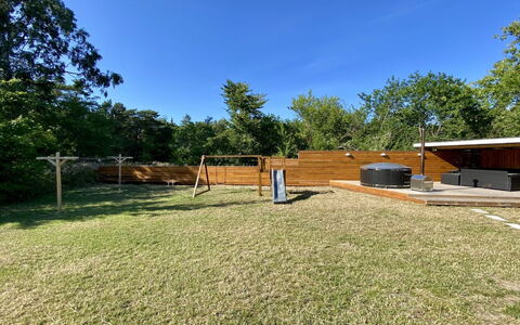 Wolter - 1.7Km from the Sea: Arbre, Herbe, Lot Terre, Jardin, Ombre, Pelouse, Arrière-Cour, Cour, Aménagement Paysager, Parc
