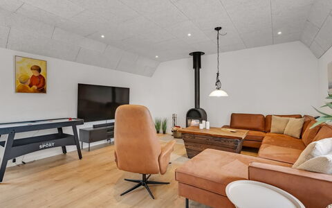 Wolter - 1.7Km from the Sea: Meubles, Design Intérieur, Sol, Sol, Mur, Canapé, Bois, Plafond, Luminaire, Salon