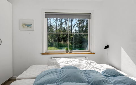 Wolter - 1.7Km from the Sea: Chambre, Bois, Drap De Lit, Literie, Lit, Design Intérieur, Linge, Meubles, Plafond, Éclairage