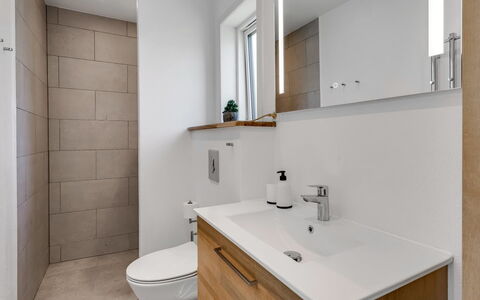 Wolter - 1.7Km from the Sea: Salle De Bains, Lavabo, Luminaire Plomberie, Sol, Design Intérieur, Mur, Évier, Sol, Armoire De Toilette, Cabinetry