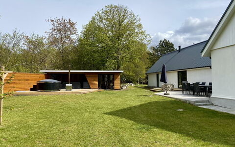 Wolter - 1.7Km from the Sea: Herbe, Toit, Domicile, Maison, Lot Terre, Pelouse, Jardin, Chalet, Ombre, Arrière-Cour