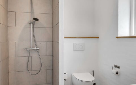 Wolter - 1.7Km from the Sea: Sol, Mur, Salle De Bains, Luminaire Plomberie, Toilette, Sol, Siège De Toilette, Design Intérieur, Plomberie, Tuile