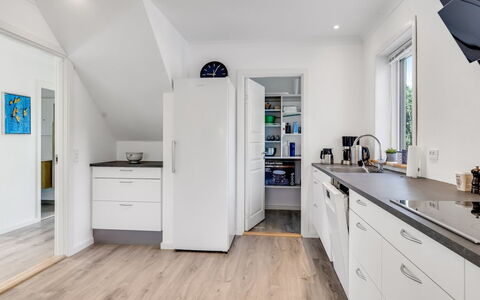 Wolter - 1.7Km from the Sea: Sol, Design Intérieur, Sol, Bois, Meubles, Plafond, Cuisine, Comptoir, Parquet, Principaux Appliance