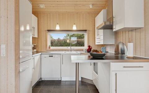 Hawarth - 275M from the Sea: Cuisine, Appareil De Cuisine, Comptoir, Sol, Principaux Appliance, Bois, Design Intérieur, Sol, Cabinetry, Meubles