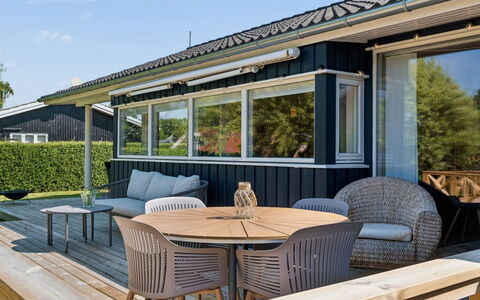 Hawarth - 275M from the Sea: Bois, Porche, Ombre, Mobilier De Jardin, Plate-Forme, Dur, Tache De Bois, Structure En Plein Air, Chaise, Planche