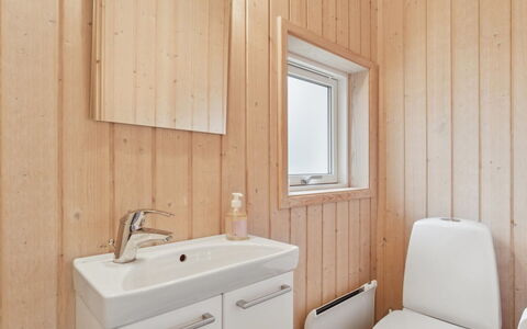 Hawarth - 275M from the Sea: Mur, Sol, Bois, Sol, Luminaire Plomberie, Design Intérieur, Plafond, Évier, Lavabo, Salle De Bains