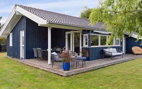 Hawarth - 275M from the Sea: Maison, Chalet, Domicile, Toit, Porche, Porte, Siding, Biens, Ombre, Cour