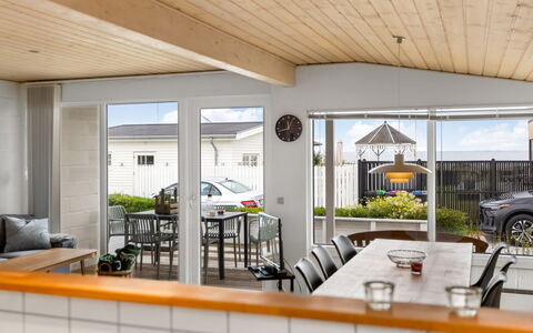 Gudmund - 50M from the Sea: Toit, Maison, Domicile, Chalet, Siding, Biens, Allée, Batiments Jardin, Cour, Cabanon
