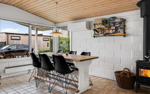 Gudmund - 50M from the Sea: Toit, Maison, Domicile, Chalet, Siding, Biens, Allée, Batiments Jardin, Cour, Cabanon