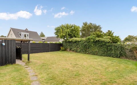 Gudmund - 50M from the Sea: Toit, Maison, Domicile, Chalet, Siding, Biens, Allée, Batiments Jardin, Cour, Cabanon