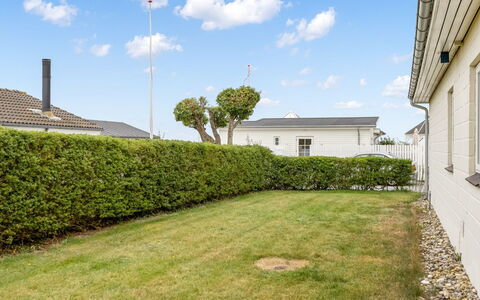 Gudmund - 50M from the Sea: Toit, Maison, Domicile, Chalet, Siding, Biens, Allée, Batiments Jardin, Cour, Cabanon