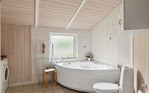 Rikhard - 175M to the Fjord: Sol, Design Intérieur, Luminaire Plomberie, Sol, Bois, Plafond, Pièce, Baignoire, Salle De Bains, Robinet